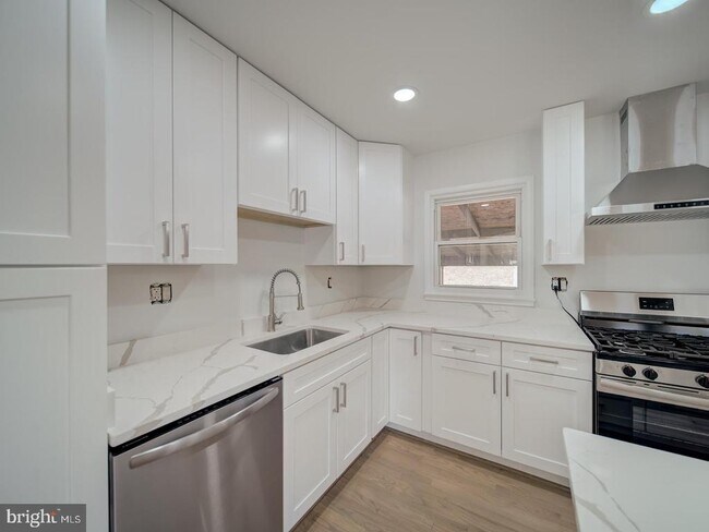 Building Photo - 2303 W Longview Dr