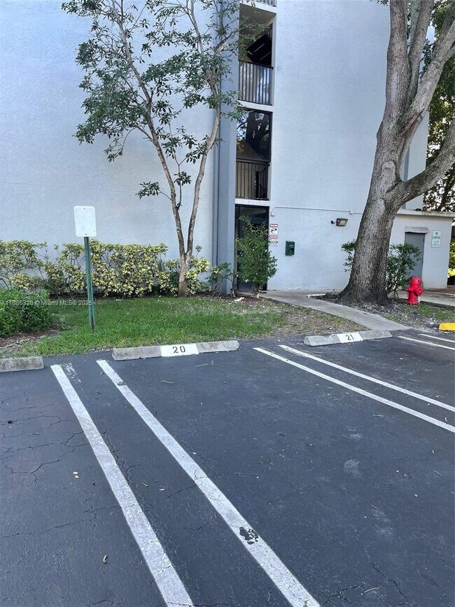 Building Photo - 2401 Riverside Dr