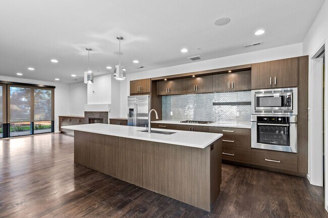 Building Photo - 203 S Marion St Pkwy