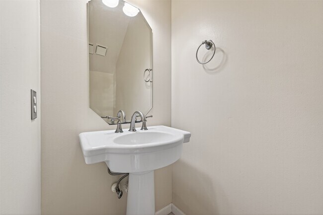 Building Photo - 6710 Creek Village Dr