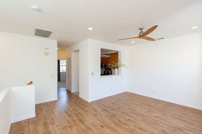 Building Photo - 3 Bed, 2 Bath Townhome in Carlsbad