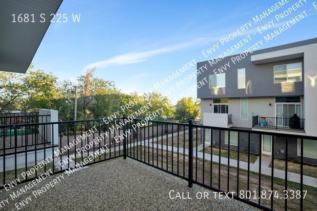 Building Photo - Beautiful 4 Bed - 3 Bath Townhome in Great...