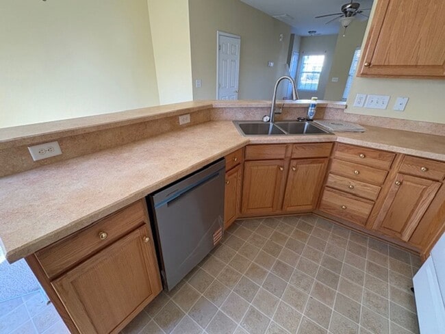 Building Photo - Cozy Living