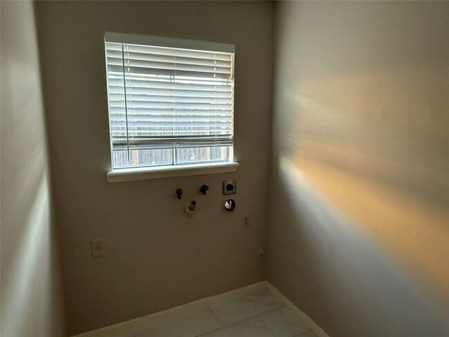 Building Photo - 11735 N Willowdale Cir