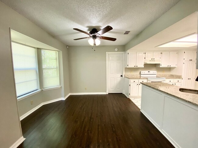 Building Photo - Spacious Jenks 4-Bedroom with NO Carpets &...