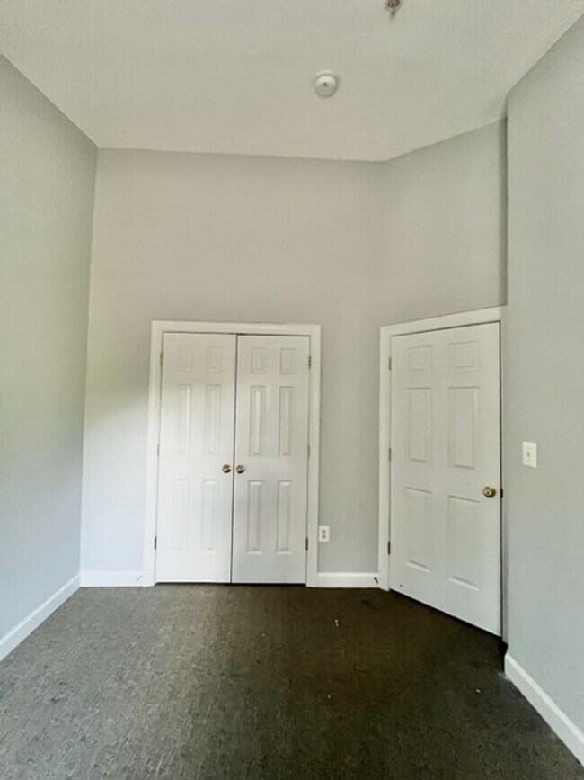 Building Photo - Spacious and bright 3 BR 3.5 BA TH with ga...