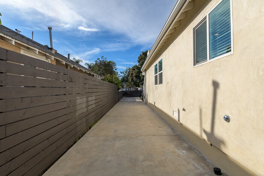 Building Photo - 736 N Wilton Pl