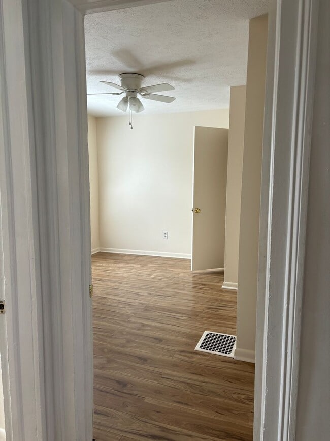 Building Photo - 814 W Beverley St