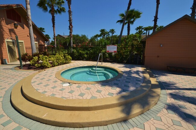 Building Photo - Beautiful 1/1 in Villas Del Sol ~ Gated Comm w/ Resort-Style Amenities!