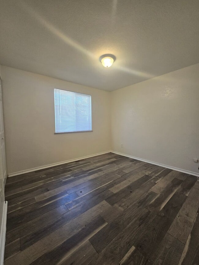 Building Photo - 3 Bed, 1 Bath Duplex Available Now in Aurora