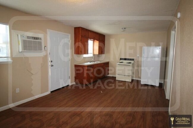 Building Photo - 926 JR Ct – Your Cozy Cove Retreat!