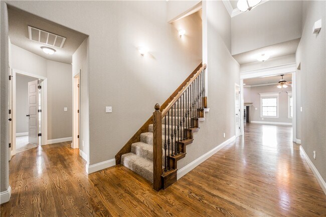 Building Photo - 6101 W Woodbine Dr