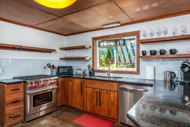 Building Photo - Beautiful Single Family Home w Massive Yard for Rent