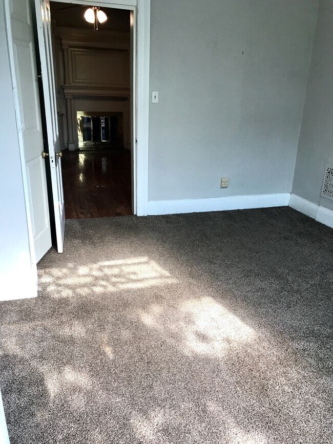 Building Photo - *** Shadyside Duplex Apartment * Pet Friendly * Spacious & Renovated * Available Now * Modern Fin...