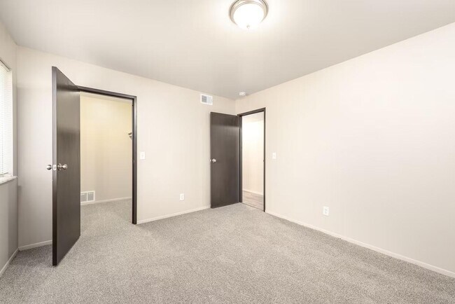 Building Photo - Everett Apartments - 119-07