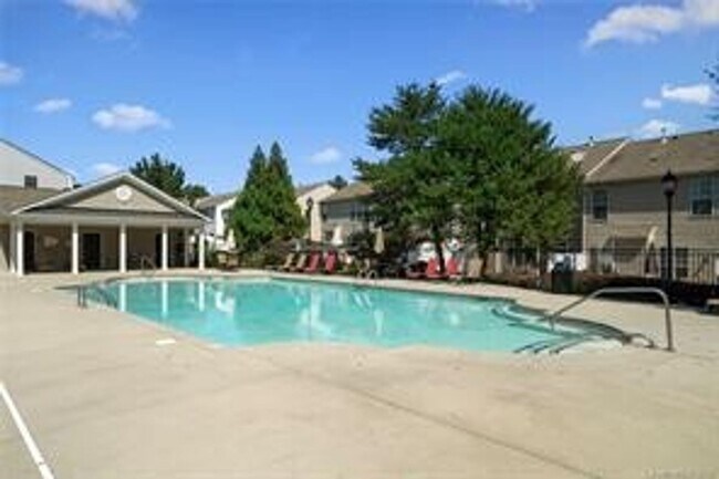 Building Photo - Beautiful Townhome located in the Blakeney...