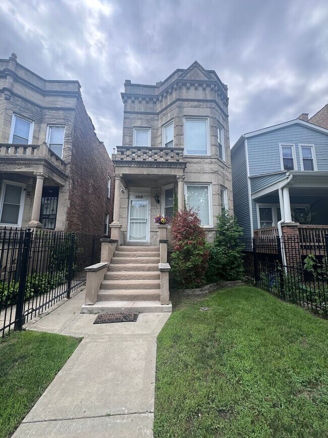Primary Photo - Beautiful 2-Bedroom 1-bath Graystone Apart...