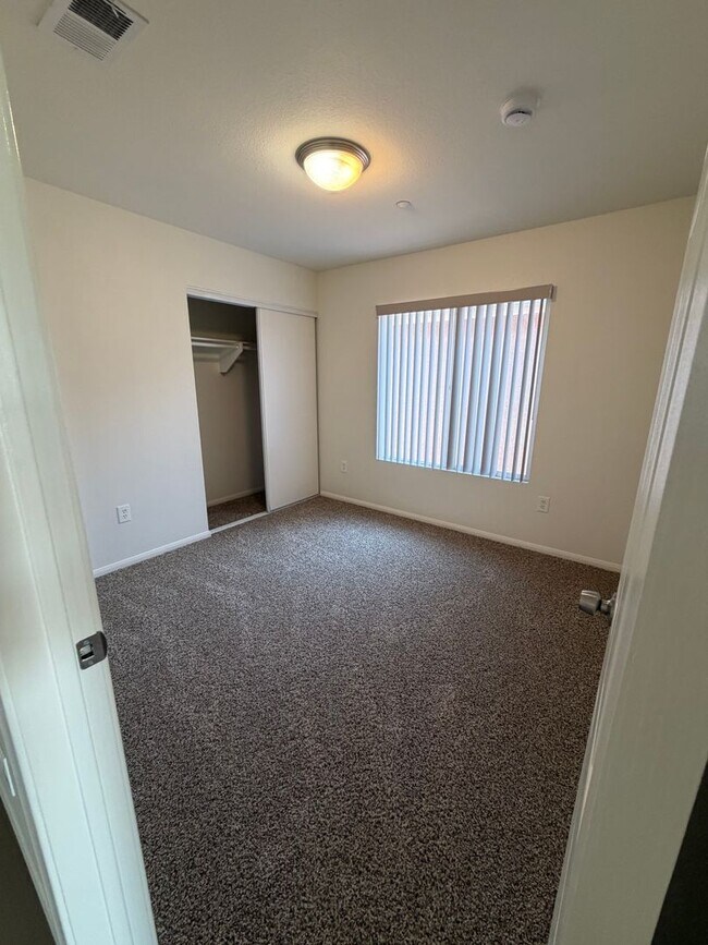 Building Photo - 547 Hart Dr