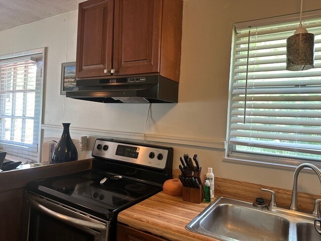 Building Photo - Lakefront Living with Stunning Views