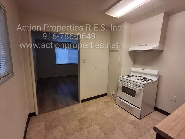 Building Photo - Central Roseville -Duplex 1 Bed, 1 Bath Duplex Large Fenced Yard, Gardener Included - No Laundry ...