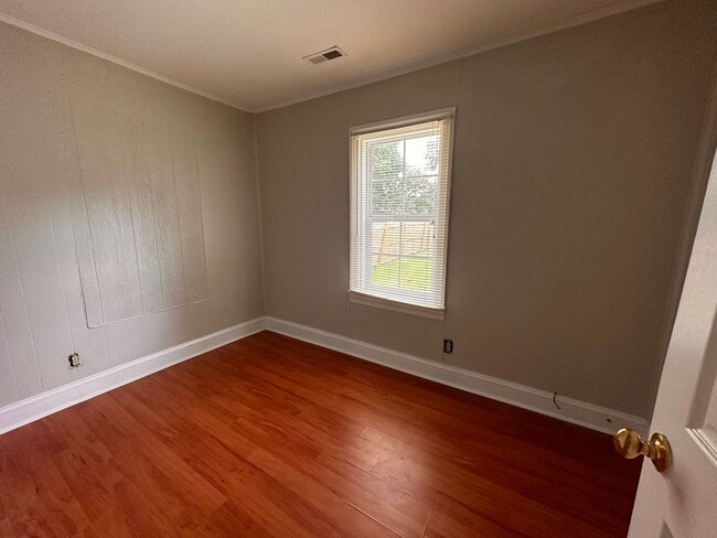 Building Photo - 2-Bedroom, 1-Bath Home with Garage!