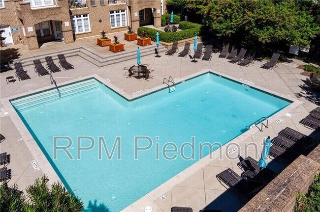 Building Photo - 220 Renaissance Pkwy NE