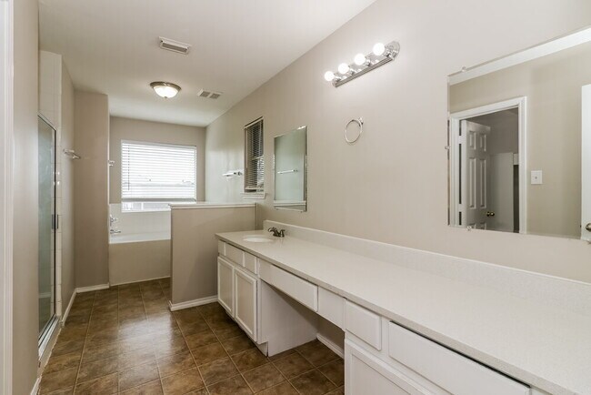 Building Photo - 3923 Rolling Springs Ln