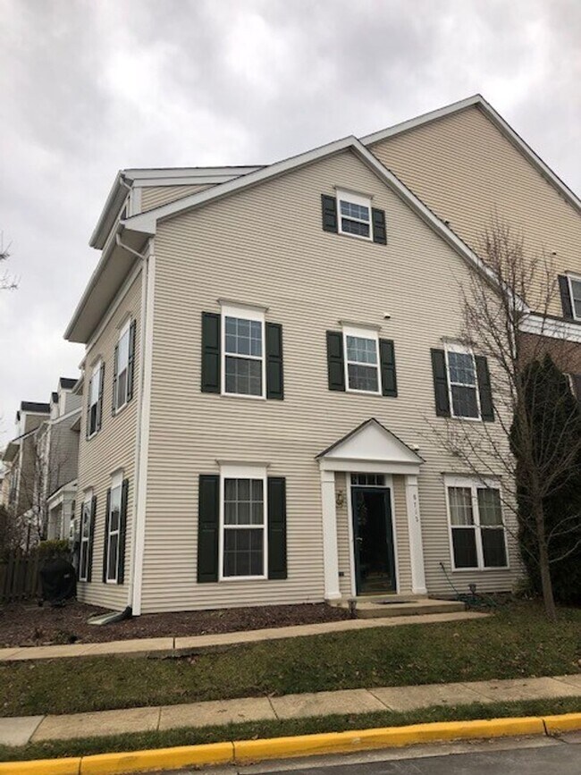 Building Photo - 3-bed 2.5-bath End-Unit Townhouse in desirable Piney Orchard Community