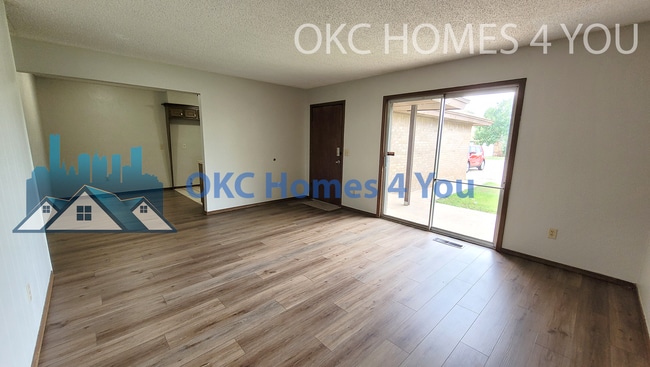 Building Photo - 2 Bed Near NW Expressway & Rockwell