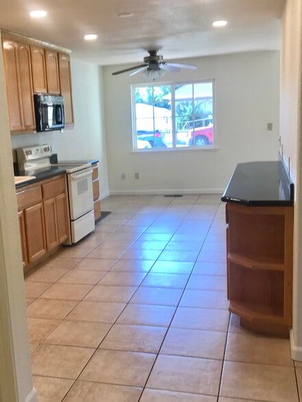 Building Photo - 1601 E San Fernando St