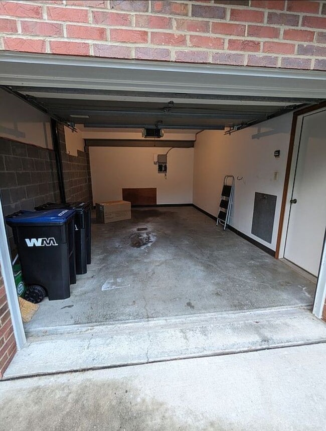Building Photo - Charming and Convenient Townhome for Rent....