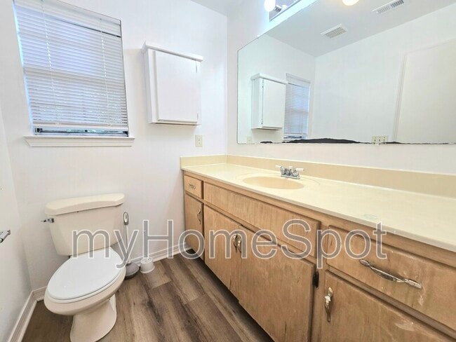 Building Photo - 909 Springbrook Ave