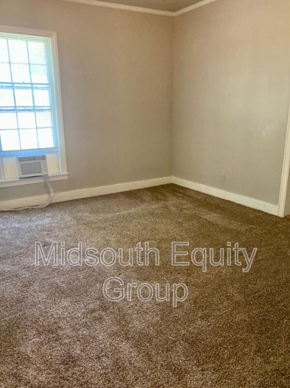 Building Photo - 420 N McLemore Ave