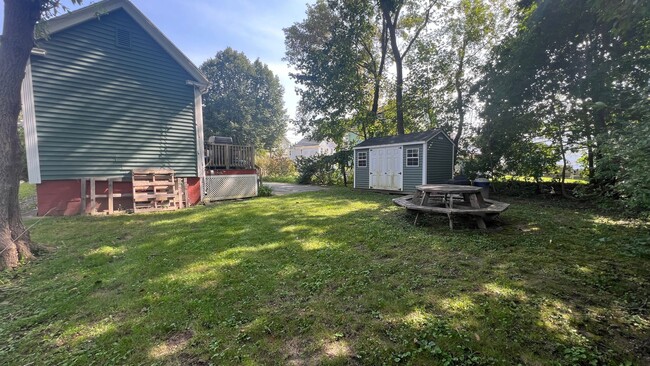 Building Photo - Lovely 3 Bedroom New Englander in Wonderfu...