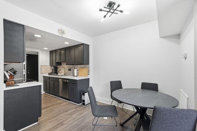 Building Photo - Beautifully Renovated 2-Bedroom Condo in the Heart of Reston!