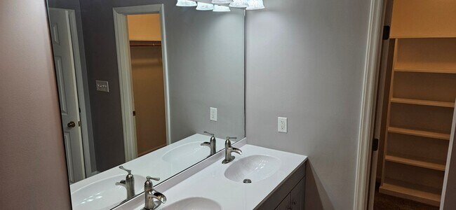 Building Photo - Darling 2br 2ba One Level Living Townhome ...
