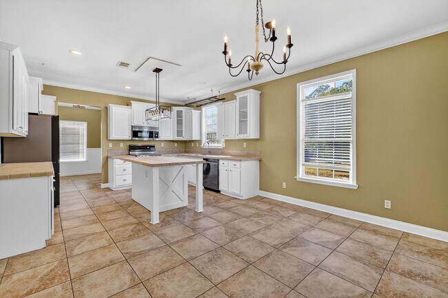 Building Photo - Charming and spacious home for rent in Leesburg!