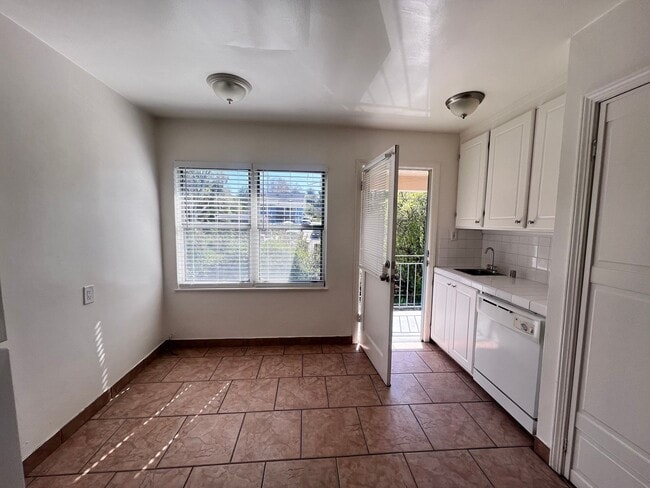 Building Photo - SPACIOUS 2 BEDROOM/1 BATH AVAILABLE IN HAYWARD CA !!!!