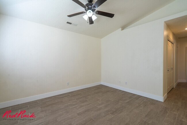 Building Photo - Small Dog Friendly! 3 Bedroom Single-Level...