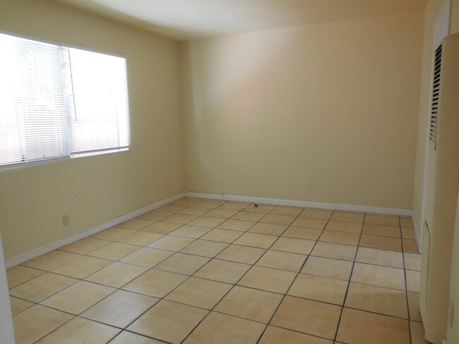 Building Photo - 437 Walnut Ave