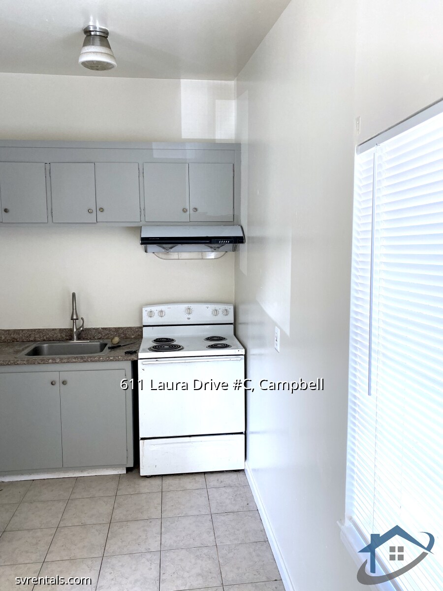 Building Photo - 611 Laura Dr