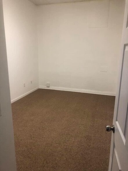 Building Photo - 208 Center St