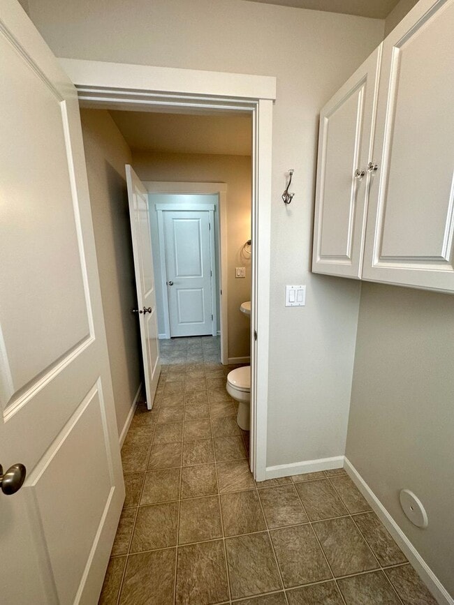 Building Photo - LARGE SINGLE FAMILY HOME ON CORNWALL (RPM#220)