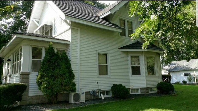 Building Photo - 224 E Dell St