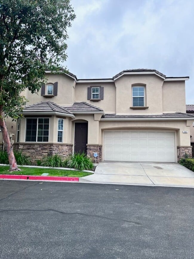 Building Photo - Redlands Home in Gated Community