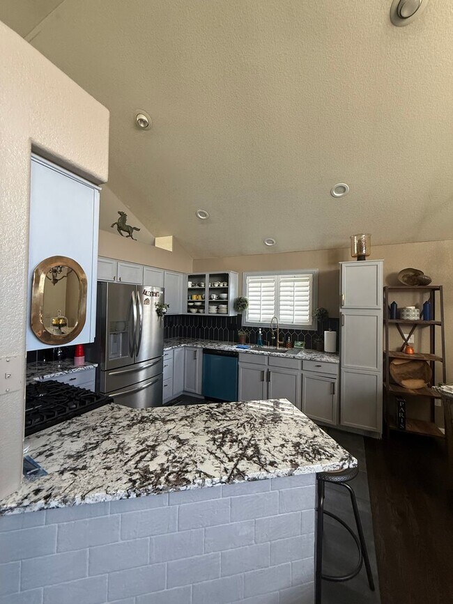 Building Photo - Move in Special- Beautiful Furnished 3 Bedroom/2.5 Bathroom Single Family Home with Flexible Leas...