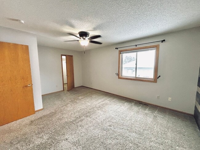 Building Photo - Stunning 4bed 2bath Home, With a Fully Fenced Yard.