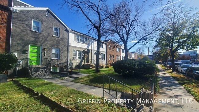 Building Photo - 821 20th St NE