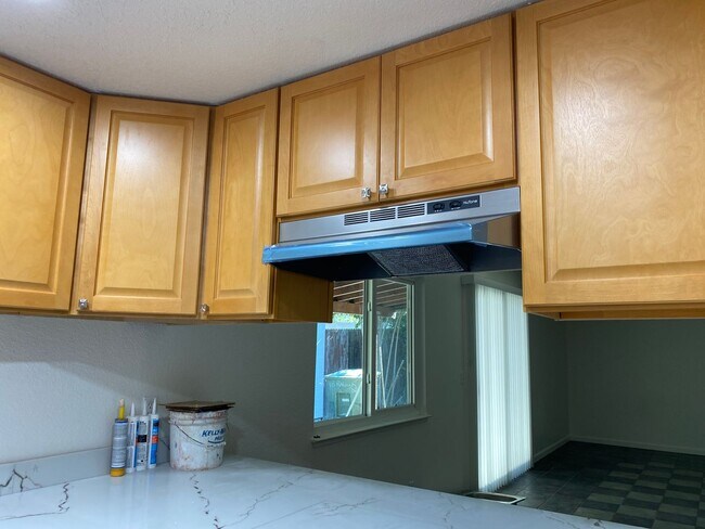Building Photo - 4th of July MOVE IN SPECIAL! $500.00 off your first month's rent if you move in by July 4th!