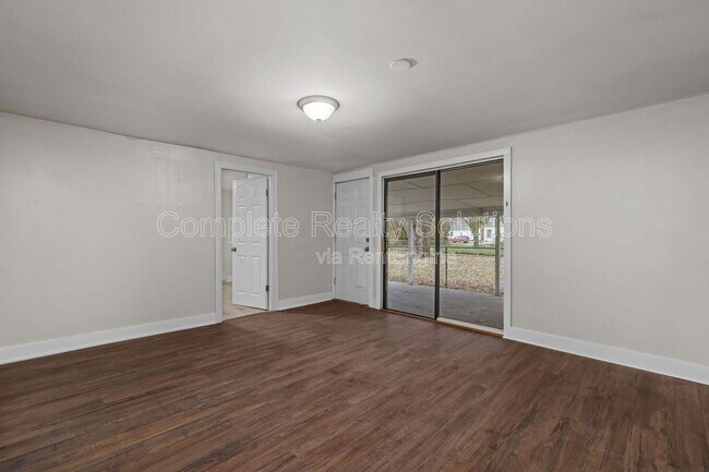 Building Photo - 465 S Dade Ave